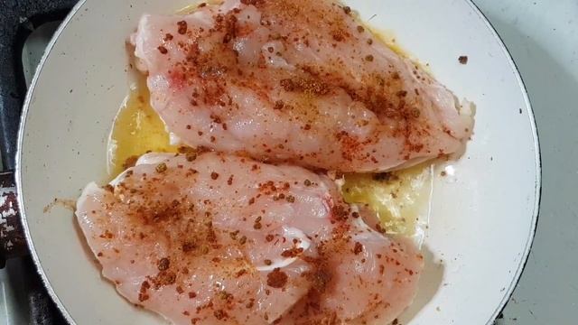 Нежная куриная грудка в сырном соусе. смотреть онлайн