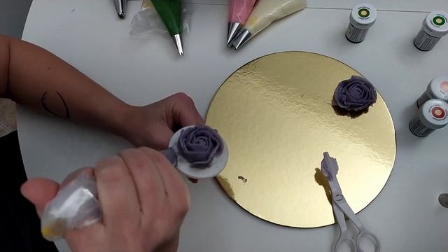 Сборка и украшение торта. Кремовые цветы как живые/Cake designing смотреть онлайн