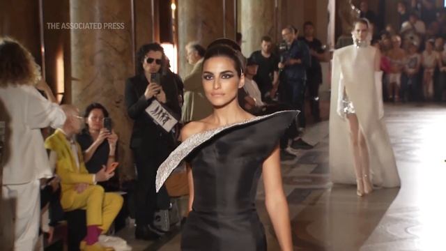 Stars and bold elegance at Stéphane Rolland смотреть онлайн
