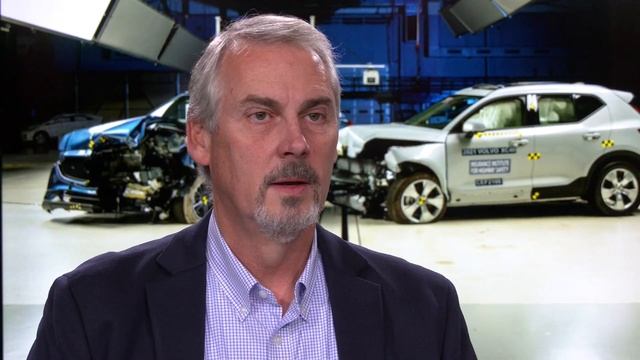 New crash test spotlights back-seat safety - IIHS News смотреть онлайн
