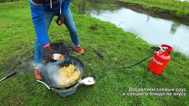 Тайский жареный рис с овощами и креветками смотреть онлайн