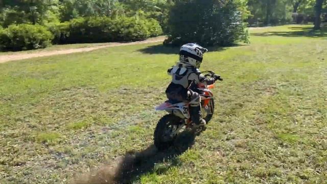 KTM 50 SX Mini Vs Honda CRF 110 смотреть онлайн