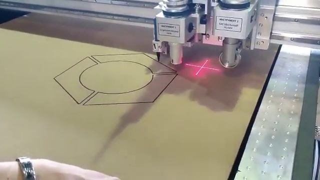 Планшетный режущий плоттер для резки гофрированного картона смотреть онлайн