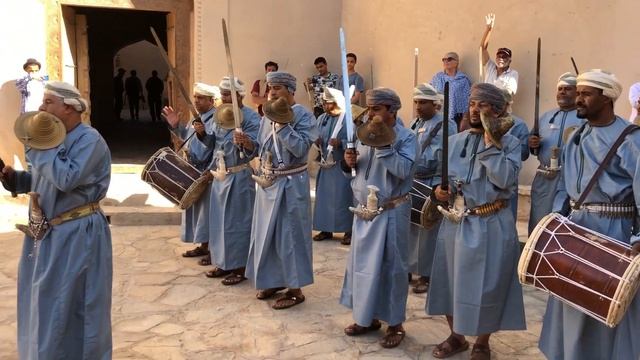 Оман, танец мужчин с саблями смотреть онлайн