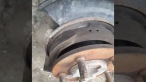 санг йонг кайрон колодки ручника круглые своиобразные . простейший миханизм ремонта .