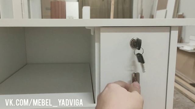 Маникюрный стол МС16-2 с увеличенной полкой под лаки, замками, местом под лампу, без роликов, 55 см смотреть онлайн