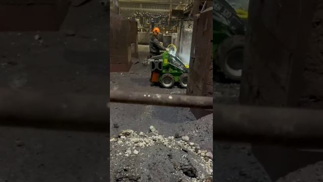 Видеоотзыв о мини-погрузчике FRONTMEN 320 #спецтехника #отзыв #минипогрузчик #стройка смотреть онлайн