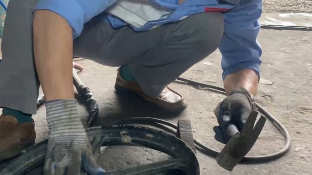Let's see how I use an aluminum welding machine to restore damaged wheel rims, shall we? смотреть онлайн