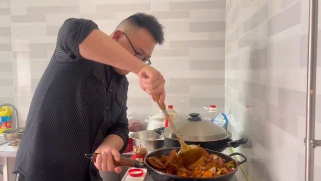 今天来景哥乡下老家拜年，道哥也做了一道拿手菜，这个年好充实 смотреть онлайн
