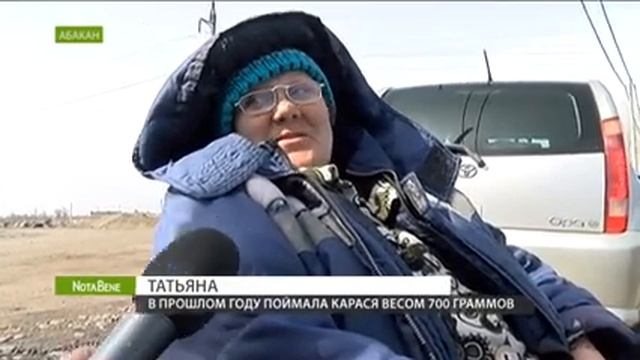 Жители Абакана ловят рыбу в луже вдоль дороги смотреть онлайн