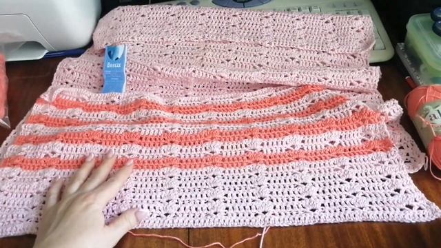 Заканчиваю вязать новое изделие из старого. смотреть онлайн