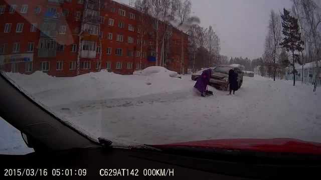 Так "чистят" снег у детской поликлиники Калтан смотреть онлайн