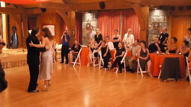 Gustavo Naveira y Giselle Anne dancing to "A Evaristo Carriego" performed by Hector Del Curto смотреть онлайн