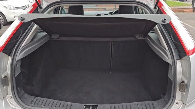 Ford Focus 1.6 Zetec 5dr смотреть онлайн