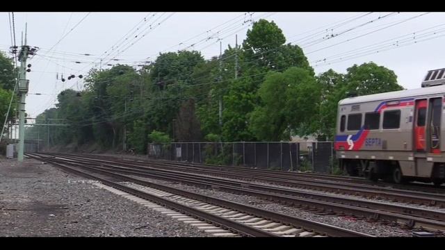 Проезд очень красивых пригородных поездов в штате Флорида США. Железная дорога Америки смотреть онлайн