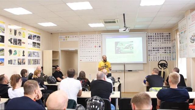 Как безопасно ездить в городе на мотоцикле? часть 1 из 7 смотреть онлайн