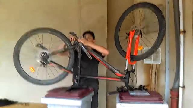 Réparation VTT à la crosse bitume 63 (part1) смотреть онлайн