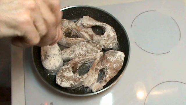 Толстолобик в сметане / Жареная рыба смотреть онлайн