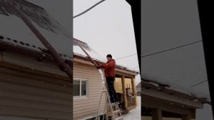как скинуть снег с крыши.