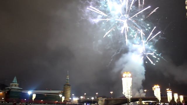 САЛЮТ на Красной площади - НОВЫЙ ГОД 2019 / Fireworks on Red Square - NEW YEAR 2019 смотреть онлайн