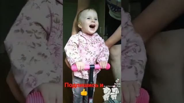 Наши первые покатушки на самокате.Доча Настя мечтала о нем и вот первый транспорт подарен 22.07.21 смотреть онлайн