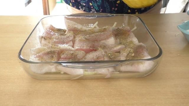 КРАБОВАЯ РЫБА ,ЗАПЕЧЕННАЯ В ДУХОВКЕ ПОД СЫРНОЙ КОРОЧКОЙ /CRAB FISH UNDER CHEESE CRUST/ смотреть онлайн