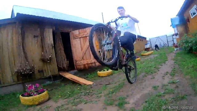 РАЗДАЛ НА ЗАДНЕМ И ЧУТЬ НЕ СЛОМАЛ ЦВЕТЫ смотреть онлайн