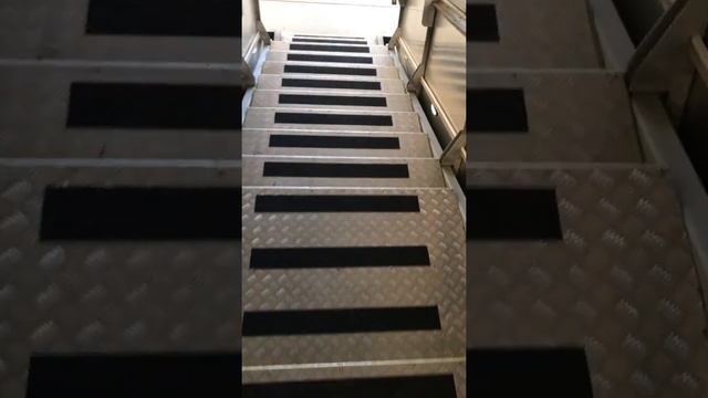 Монтаж противоскользящей формуемой ленты на трапе самолета смотреть онлайн