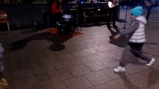 Москва, у метро 