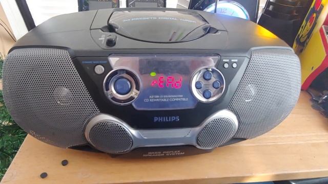 Philips AZ1300 CD Soundmachine plus a Thunderbird neon clock radio CD player and a lava lamp смотреть онлайн