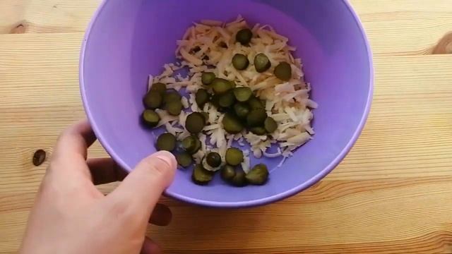Салат "Охотничий" с жареными охотничьими колбасками и сыром смотреть онлайн