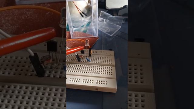 Encendido de Led con fotoresistencia y carga de una batería con panel solar. Parte 1 смотреть онлайн
