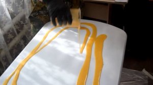 Как отреставрировать стол при помощи эпоксидной смолы и пудры.