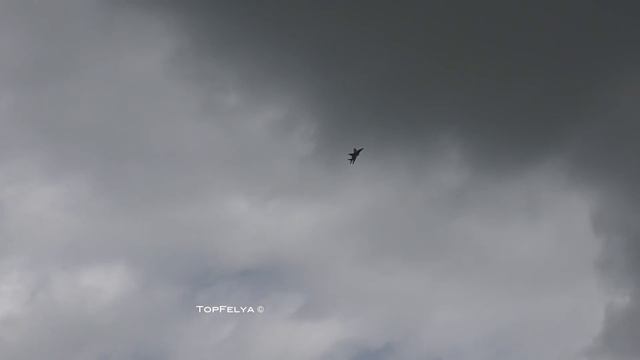 MIG-29 VS F-22 Raptor breathtaking vertical climb take offs. WARNING ! LOUD VIDEO смотреть онлайн