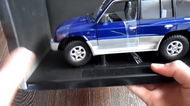 1:18 Mitsubishi Pajero Sunstar