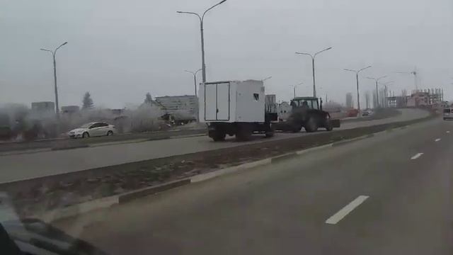 Трактор с грузовиком на буксире протаранил иномарку смотреть онлайн
