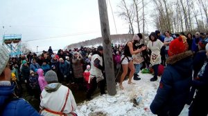 Масленица. Девушки лезут на столб. Иркутск