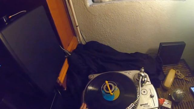 Spinning A Toy Top On Record Player While Playing "2001 A Space Odyssey" Album - Lucky Timing смотреть онлайн