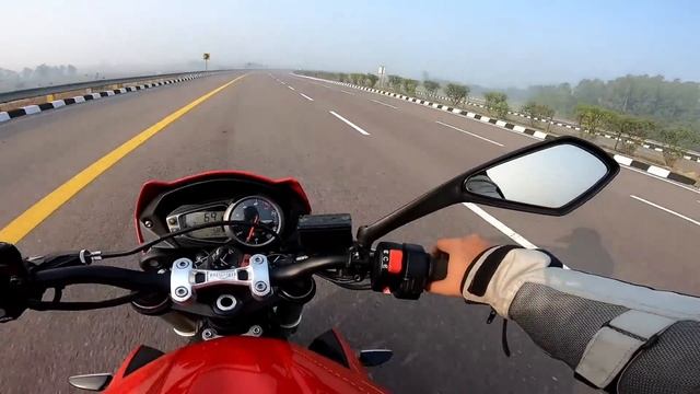 CBR 650R VS STREET TRIPLE S | Hitting the Limiter! смотреть онлайн