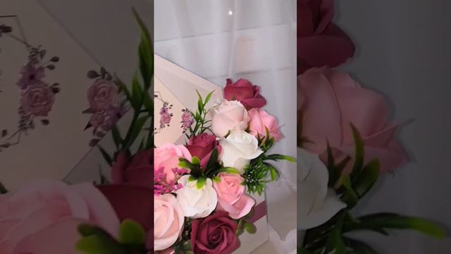 Ароматная декоративная композиция из мыльных роз в конверте. В наличии. смотреть онлайн