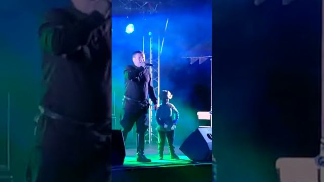 Сын Сева вышел со мной на сцену, трогательно смотреть онлайн