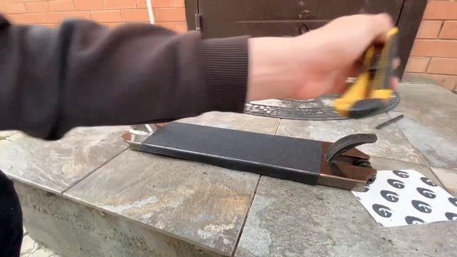 РАСПАКОВКА НОВОЙ ДЕКИ | КАК СДЕЛАТЬ КРУТУЮ КАСТОМНУЮ ШКУРКУ ДЛЯ ТРЮКОВОГО САМОКАТА ?! смотреть онлайн