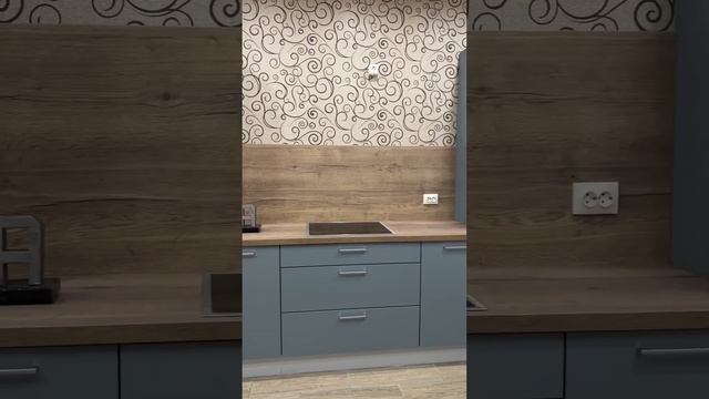 Серая матовая кухня с деревянной столешницей и фартуком на Юнтоловском пр-ке.Кухни Проша смотреть онлайн