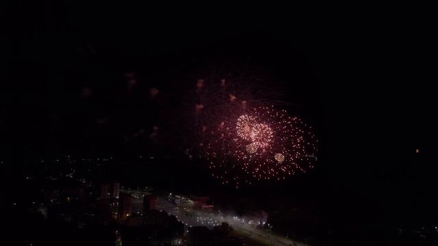 салют с дрона DJI mavic 3 смотреть онлайн