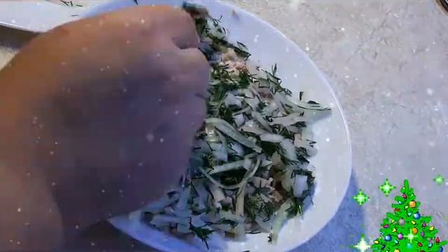 Салат на Новый год с копчёной курицей, черносливом, орехами и морковью по корейски . смотреть онлайн