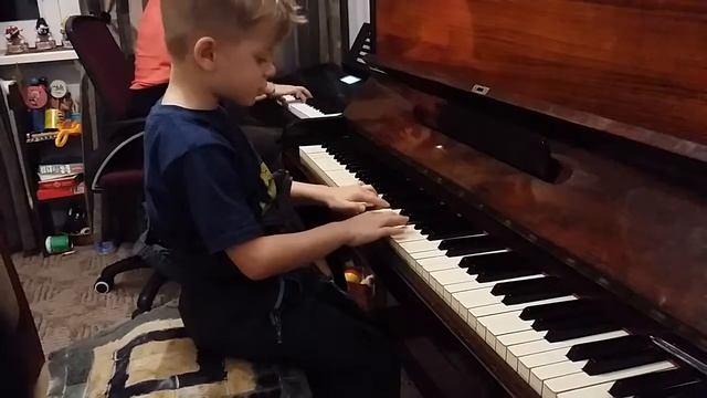 Уроки фортепиано Ксении Уолк. Russian song - Во поле береза стояла. Дима (5лет) смотреть онлайн