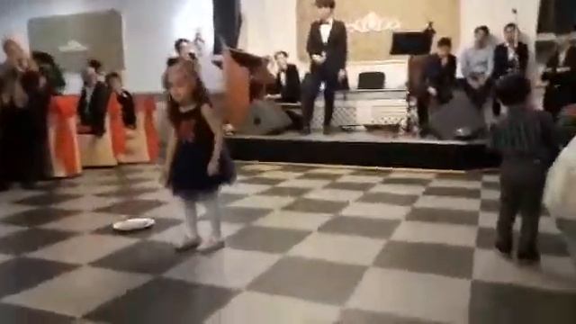 Современный Танец на свадьбе!!ДЕТИ!ТАНЕЦ на 8 марта Девочка 5 лет танцует на свадьбе под BEBE REXH смотреть онлайн