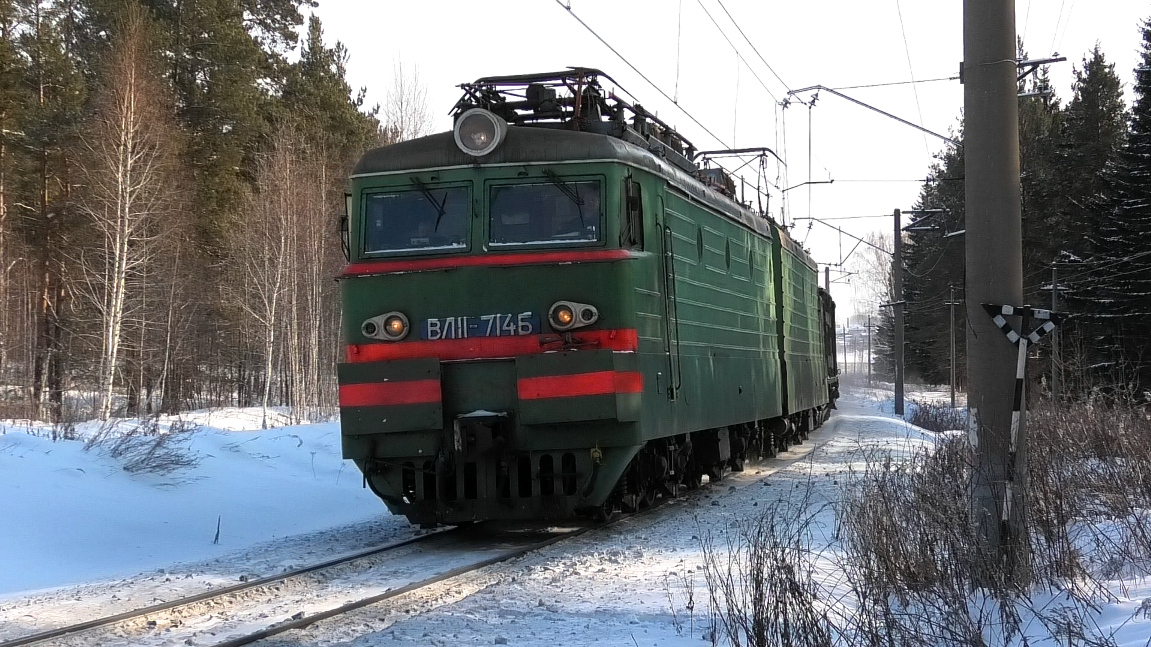 Гибрид ВЛ11.8-709 А/714 Б с грузовым поездом и приветливой бригадой смотреть онлайн