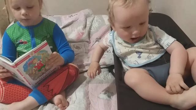 2020.06.13 Даша рассказывает братику сказку "Буратино" смотреть онлайн