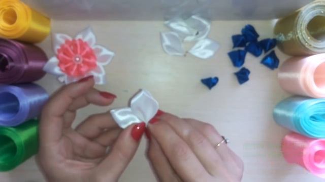 несложный цветок из атласных лент サテンリボンの花\ Flower of satin ribbons bloemen van kanzachi linten DI смотреть онлайн